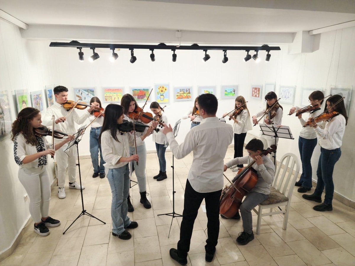 Deca na radionici violine - učenje osnovnih tehnika